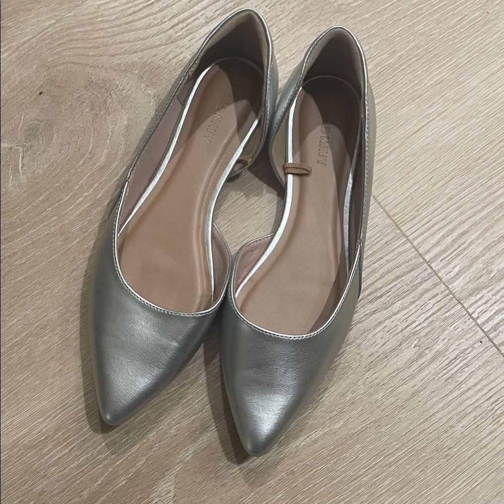 Old Navy Metallic Silver Pointed Toe Ballet Flats - Women's